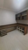 DORMITORIO COM BANCADA E PRATELEIRAS (TIPO ESCRITÓRIO)